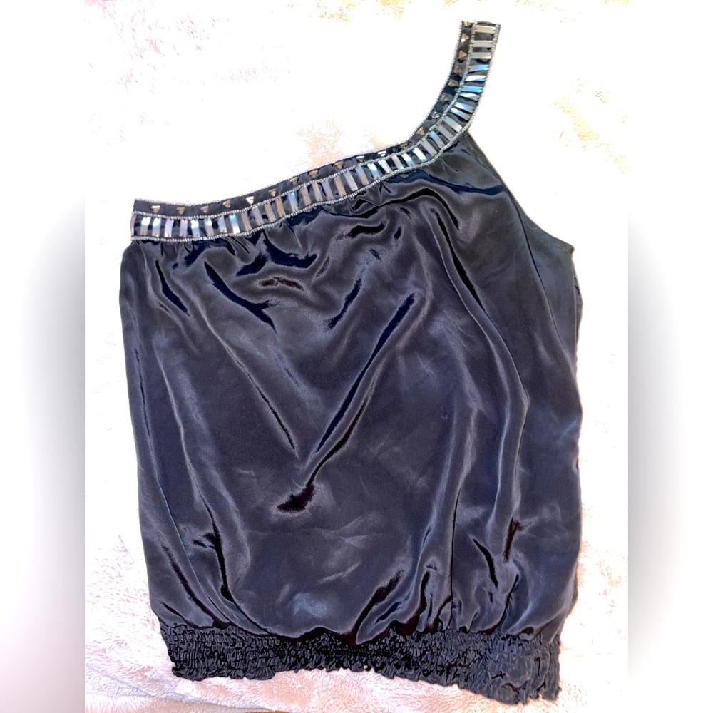 Black sequins side shoulder top.